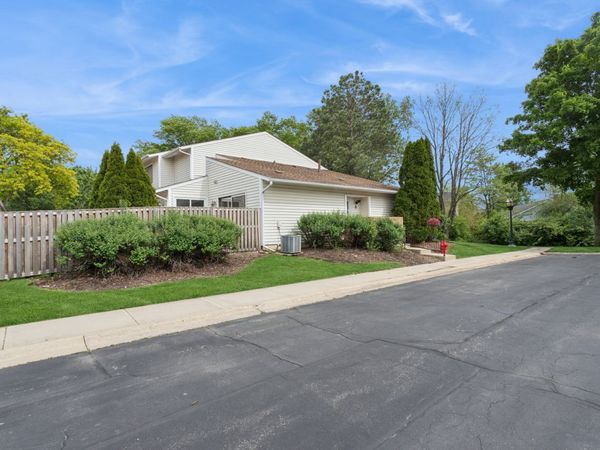 19 Wintergreen Court, Woodridge, IL 60517