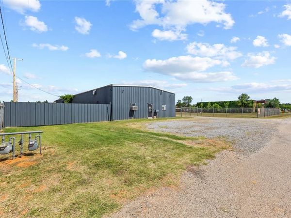 1401 S 14th Street, Clinton, OK 73601