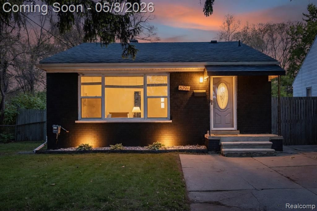 8796 Saratoga Street, Oak Park, MI 48237 Main Photo