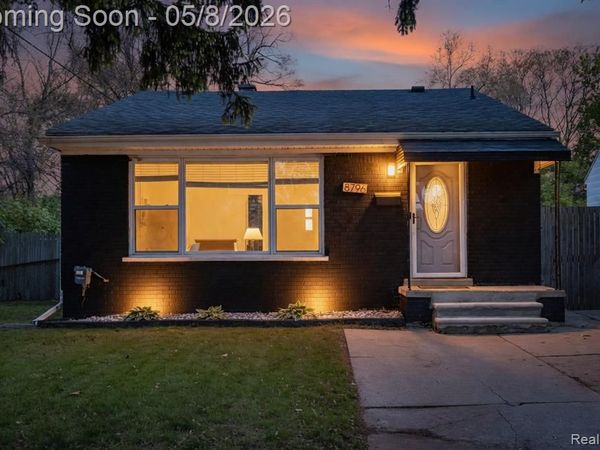 8796 Saratoga Street, Oak Park, MI 48237