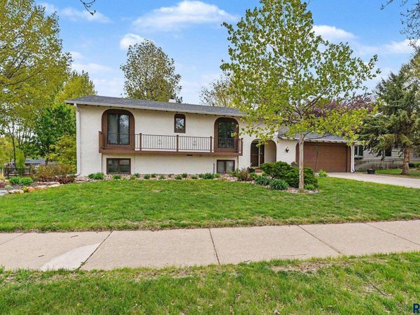 2321 S Mockingbird Cir, Sioux Falls, SD 57103