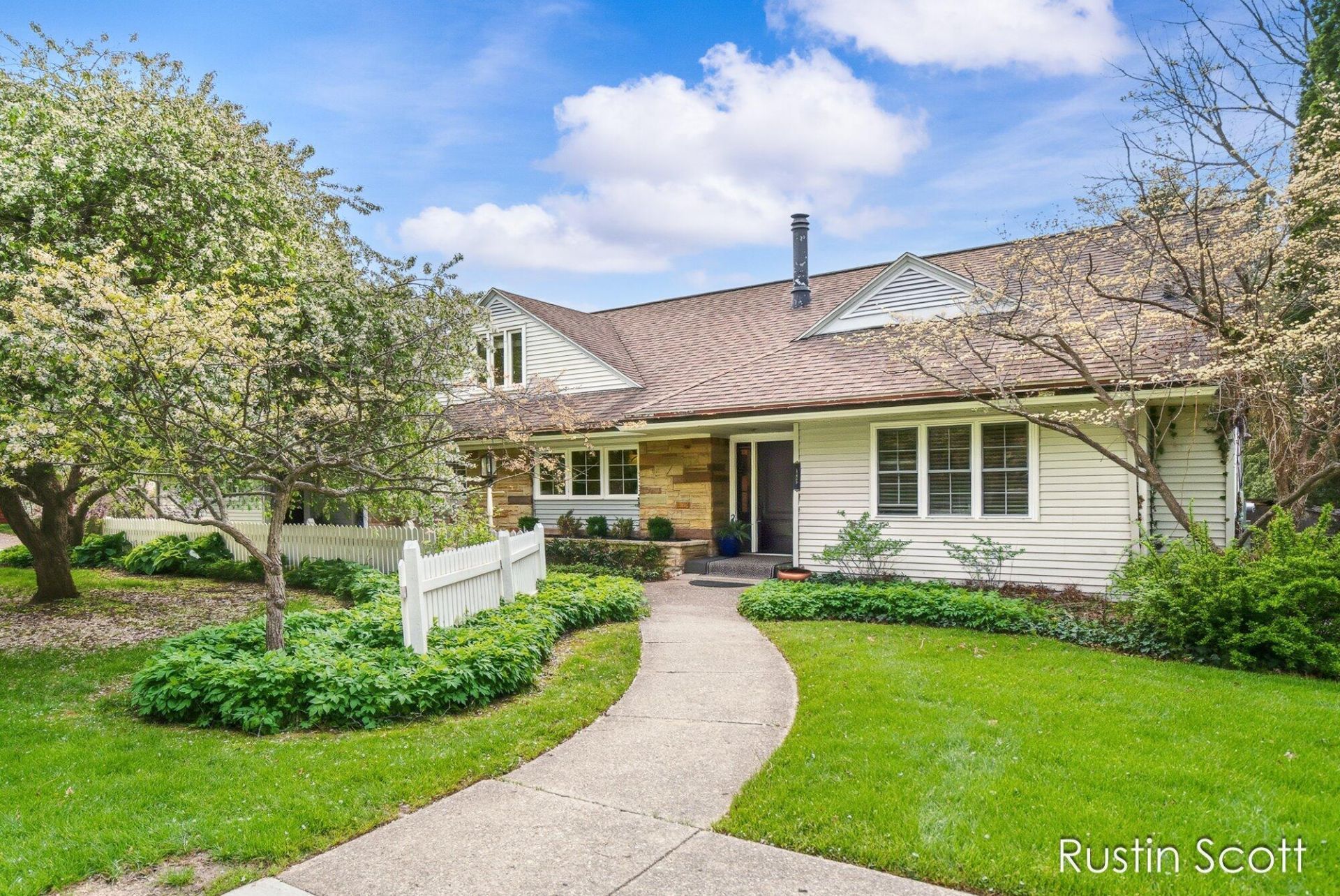 185 S Monroe Street Ne, Rockford, MI 49341 Main Photo