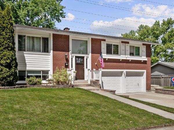 6402 Macarthur Drive, Woodridge, IL 60517