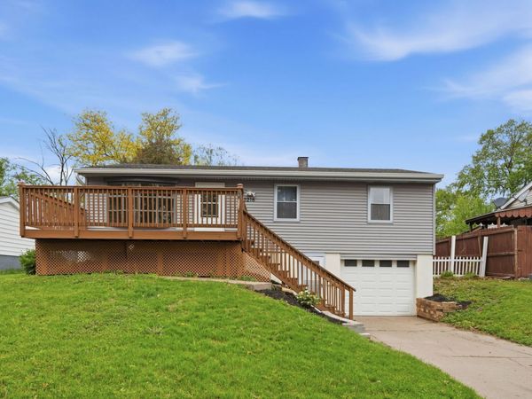 2218 N Hazelwood Avenue, Davenport, IA 52804