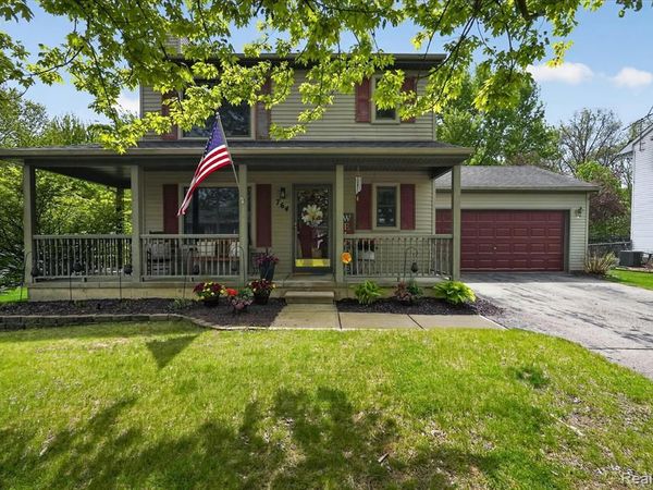764 Town Trail , Pinckney Vlg, MI 48169