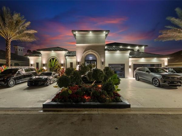 541 E Enclave Cir E , Pembroke Pines, FL 33027