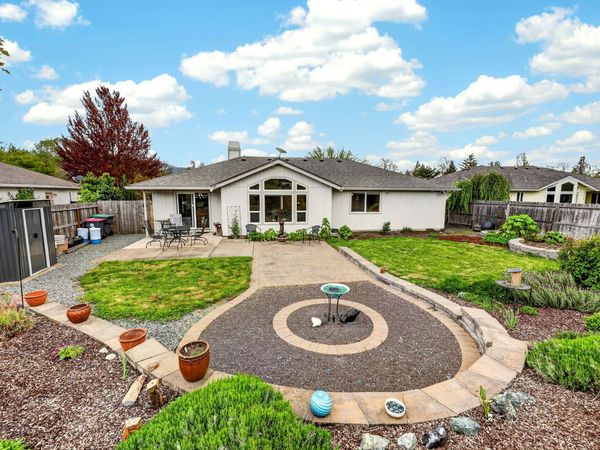 148 Meadow View Drive, Phoenix, OR 97535