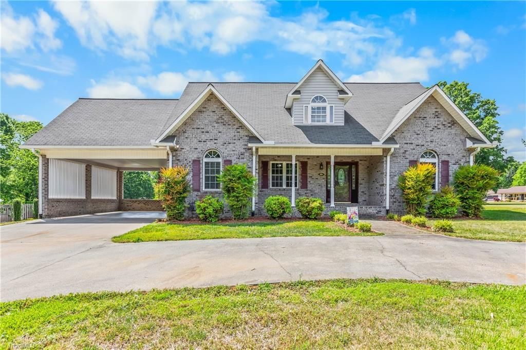 1004 Briarcliff Road, Yadkinville, NC 27055 Main Photo