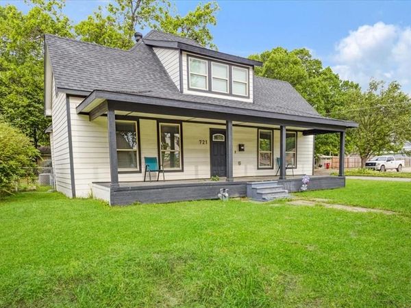 721 Maple Street , Bonham, TX 75418
