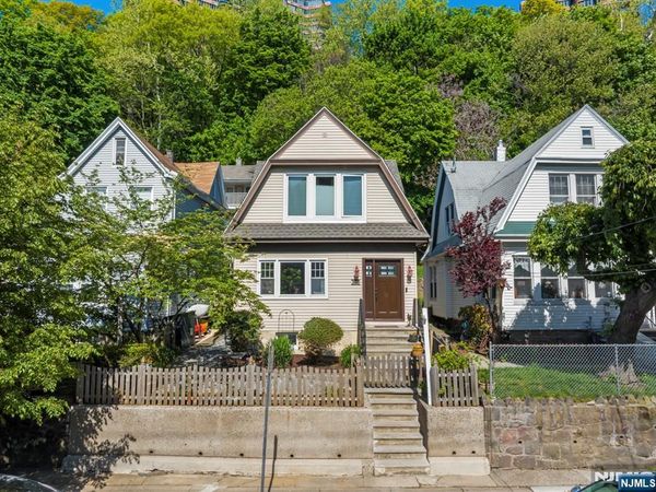 370 Undercliff Avenue, EDGEWATER, NJ 07020