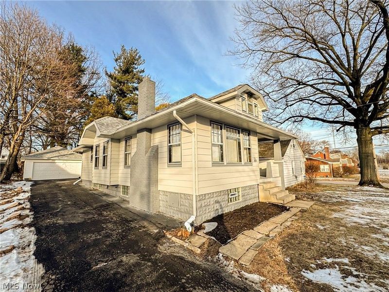 196 Maywood Drive, Youngstown, OH 44512 Photo 2