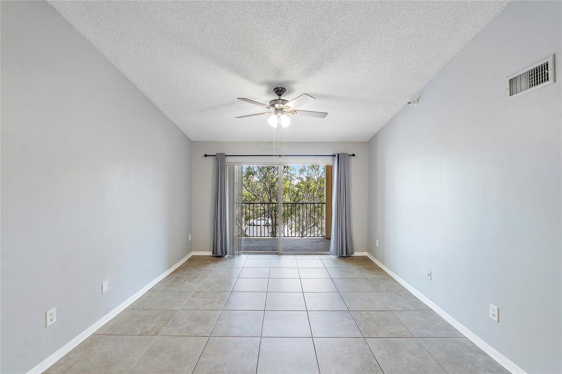 120 Yacht Club Way, Unit 305, Hypoluxo, FL 33462 Photo