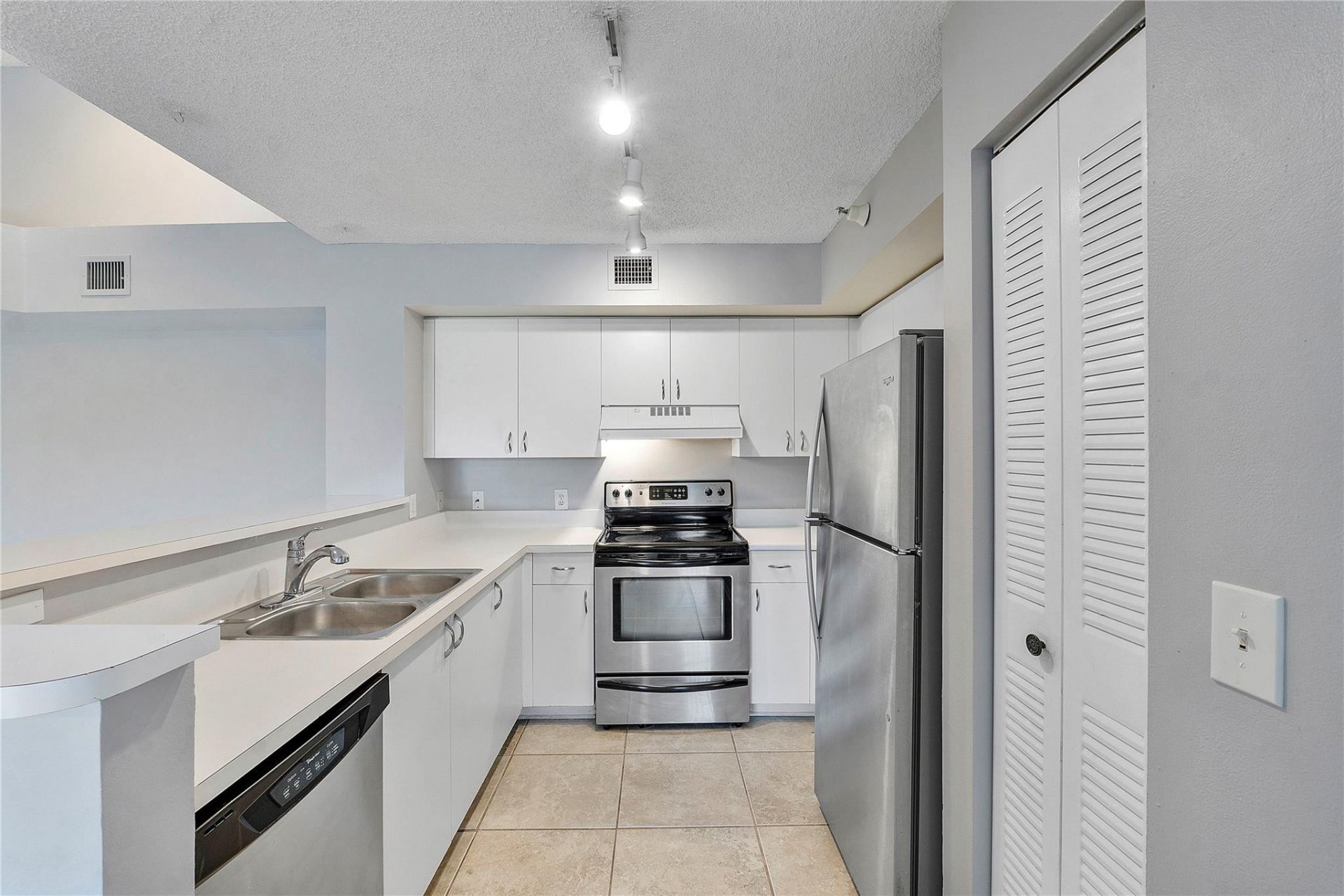 120 Yacht Club Way, Unit 305, Hypoluxo, FL 33462 Photo