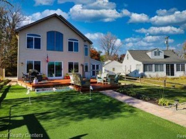 8819 LAGOON Drive , Hamburg Twp, MI 48116