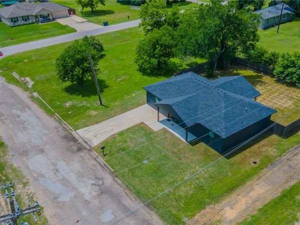 107 S LEXINGTON Street , Holland, TX 76534