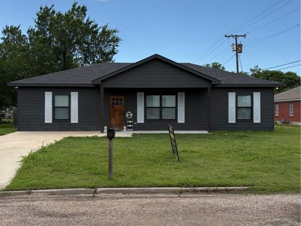 107 S LEXINGTON Street , Holland, TX 76534