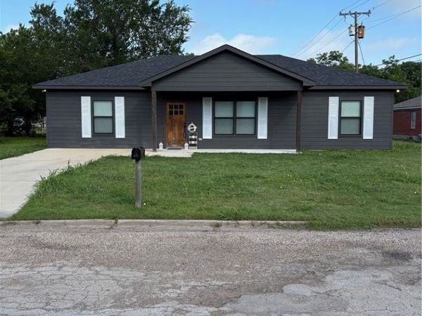 107 S LEXINGTON Street , Holland, TX 76534