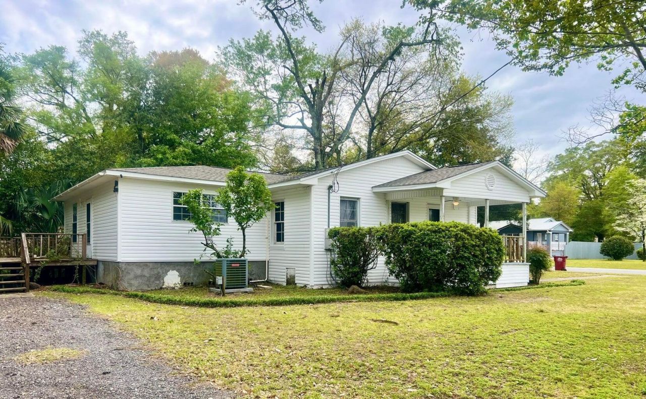 328 Dixie Street, Crestview, FL 32536 Main Photo