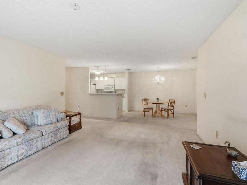 6729 Meadow Creek Drive Drive, Unit 102, Columbus, OH 43235 Photo 3