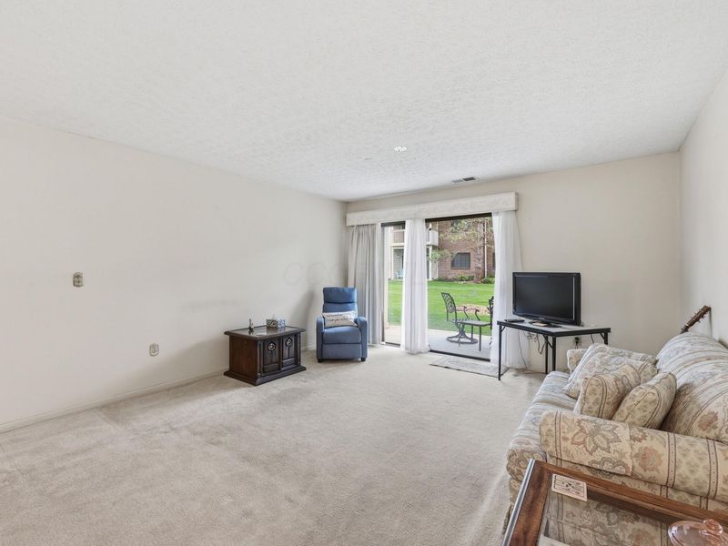 6729 Meadow Creek Drive Drive, Unit 102, Columbus, OH 43235 Photo 4