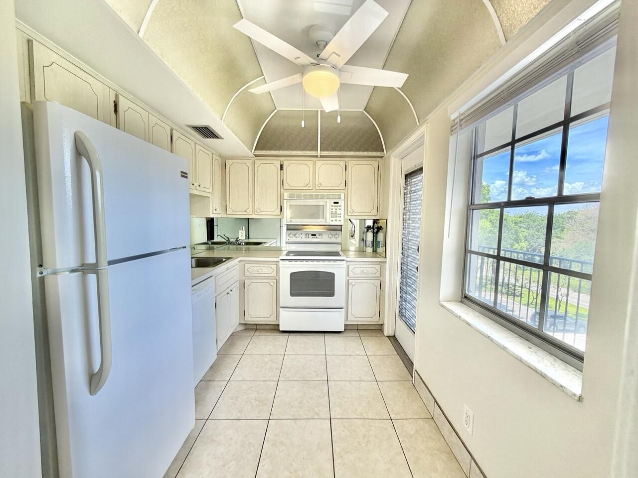 2800 N Palm Aire Drive, Unit 404, Pompano Beach, FL 33069 Photo