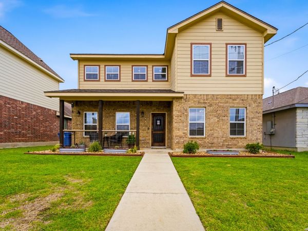 776 Crestview, Floresville, TX 78114