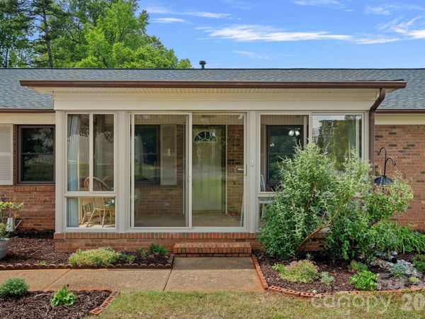 6131 Kinghurst Drive, Charlotte, NC 28216