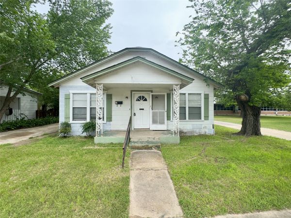 306 Bowie ST, Luling, TX 78648
