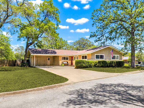125 Glendale ST, Luling, TX 78648