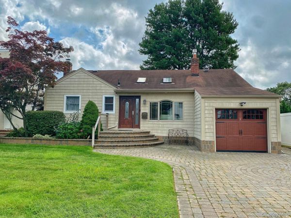 19 Stewart Street , Plainview, NY 11803