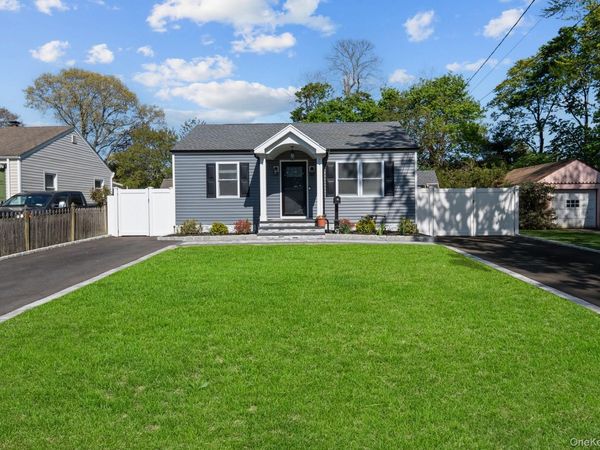 9 Brook Place , East Islip, NY 11730