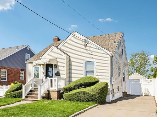 12 Scherer Boulevard , Franklin Square, NY 11010