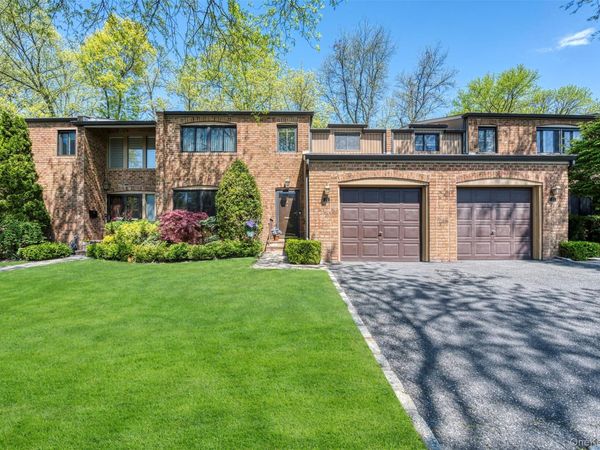 25 Windsor Gate Drive , North Hills, NY 11040