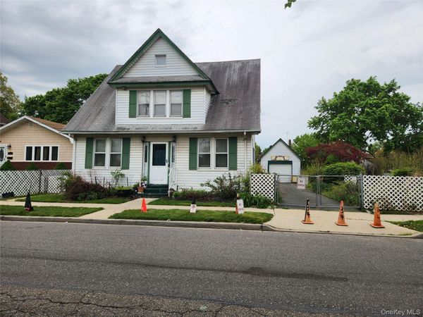 34 Oakland Street , Hempstead, NY 11550