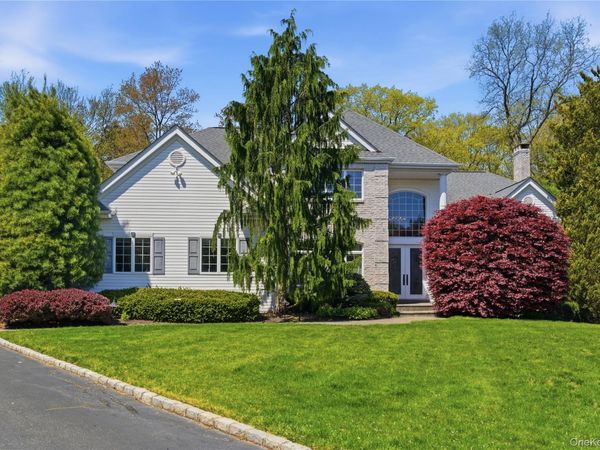 46 Hunting Hollow Court , Dix Hills, NY 11746