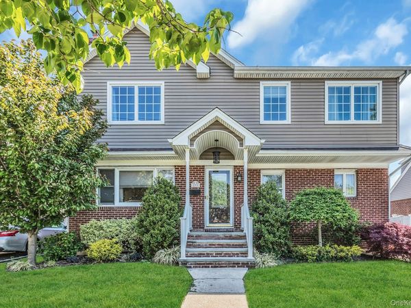 233 Collins Avenue , Williston Park, NY 11596