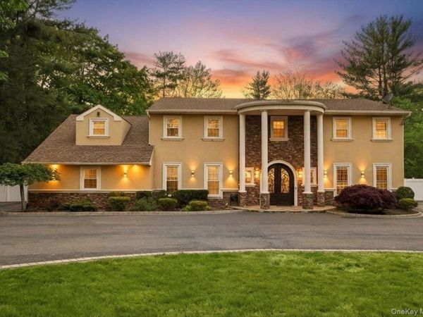 626 Caledonia Road , Dix Hills, NY 11746