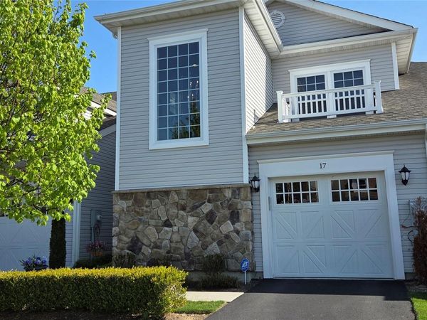 17 Greentree Court , Shirley, NY 11967
