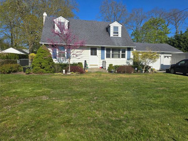 25 Newins Street, Center Moriches, NY 11934