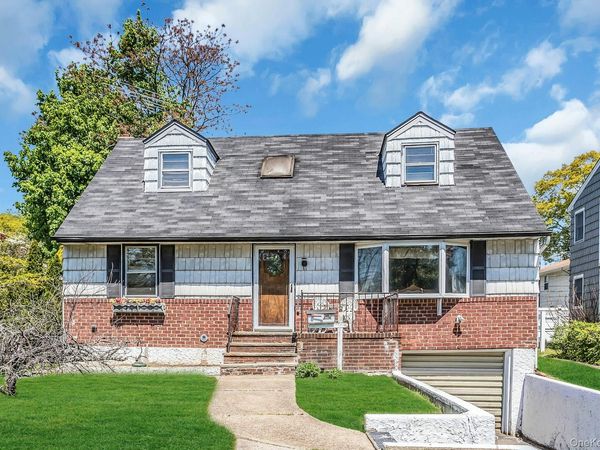 325 N Service Road , Roslyn Heights, NY 11577