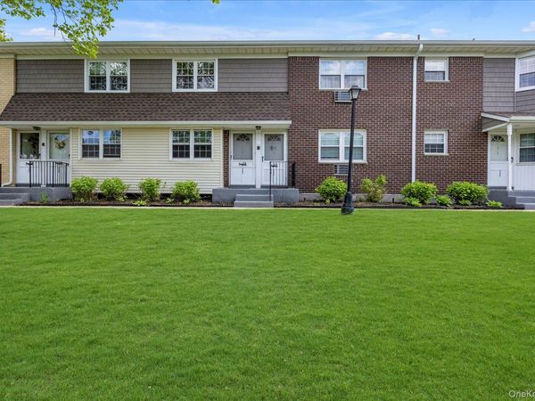 5205 Wilshire Lane, Unit 5205, Oakdale, NY 11769