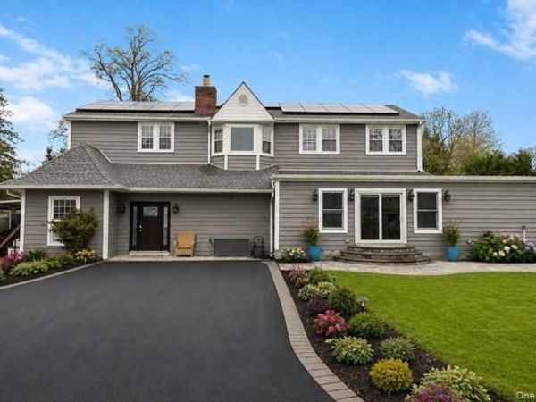14 Michalis Court, West Islip, NY 11795