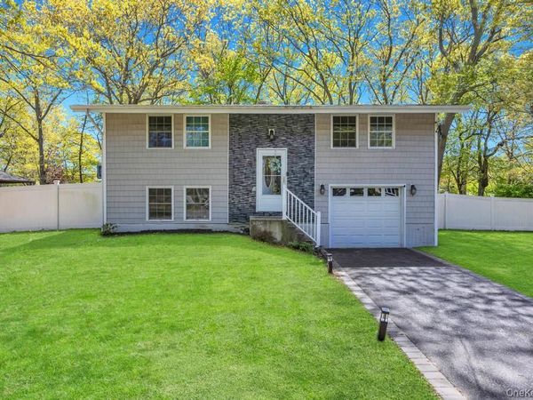 32 Lodge Lane , East Setauket, NY 11733