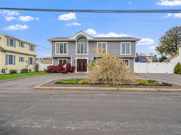 18 Ithaca Street , Lindenhurst, NY 11757