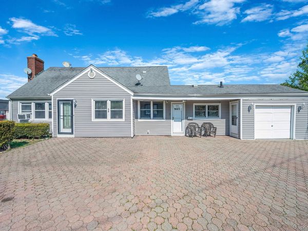 56 Pickwick Lane , North Babylon, NY 11703