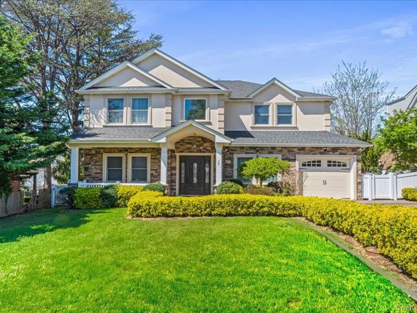 39 Coolidge Avenue , Roslyn Heights, NY 11577