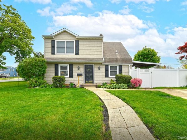 17 Ring Lane, Levittown, NY 11756