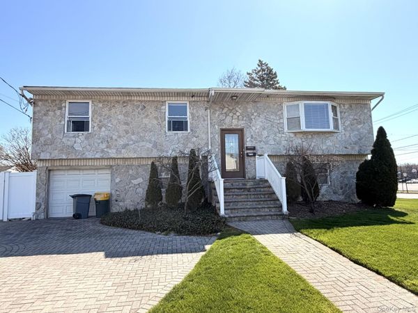 1004 N Broadway , Massapequa, NY 11758