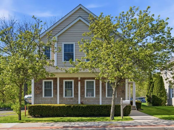 569 Middle Road , Bayport, NY 11705