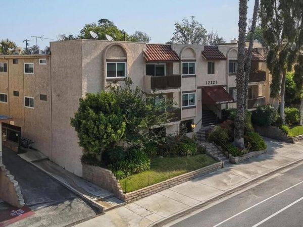 12321 Riverside Drive, Unit 204, Valley Village, CA 91607